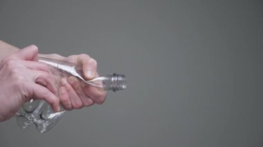 Elleri buruşmuş plastik kavramı azaltıyor. Ezilmiş şişe suyu. Yeniden boyutlandır. Kullanılmış hayvan. El ele tutuşun ezilmiş plastik şişe geri dönüşüm plastiği atık maddeleri geri dönüşümlü atık yönetimi azaltır