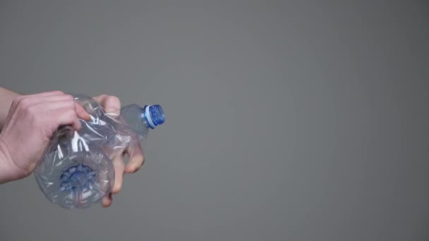 Ruky kroucení láhev zmačkaný plast snížit koncept. Drcená voda z láhve. Změnit velikost. Použitý mazlíček. Chyť ruce drcené plastové láhve recyklovat pet plast snížit odpad materiály recyklovatelné nakládání s odpady — Stock video