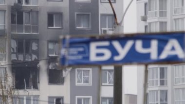 Trafik levhası şehri Bucha işgali sırasında siviller Ukrayna soykırımını vurarak şehri bombaladı. 2022 Rus işgali Ukrayna savaş suçları Bucha hasarı yıkımı Bucha savaşı Rusya saldırıları