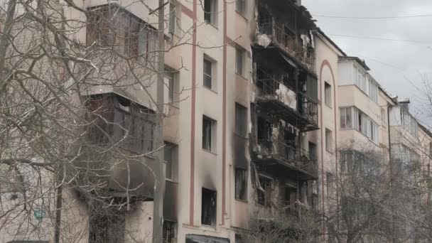 Savaş sonrası Ukrayna 'nın bombaladığı şehir Rusya' nın sivilleri vurduğu soykırımı yerle bir etti. 2022 Rus işgali Ukrayna savaş suçları Bucha işgali Ukrayna hasarı yıkımı Mariupol 'ün Rusya saldırısını bombalaması — Stok video
