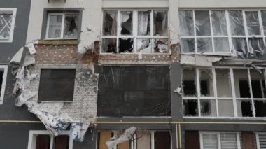 Savaş sonrası Ukrayna 'nın bombaladığı şehir Rusya' nın sivilleri vurduğu soykırımı yerle bir etti. 2022 Rus işgali Ukrayna savaş suçları Bucha işgali Ukrayna hasarı yıkımı Mariupol 'ün Rusya saldırısını bombalaması