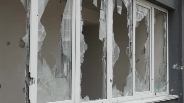 Consequências atirando Ucrânia shell civil batendo vidro explosão edifício. Vidro quebrado danificar Ucrânia destruição guerra construção danos. Crash vidro quebrado janela casa destruir edifício janela rachadura — Vídeo de Stock