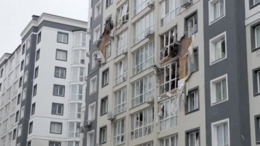Savaş sonrası Ukrayna 'nın bombaladığı şehir Rusya' nın sivilleri vurduğu soykırımı yerle bir etti. 2022 Rus işgali Ukrayna savaş suçları Bucha işgali Ukrayna hasarı yıkımı Mariupol 'ün Rusya saldırısını bombalaması