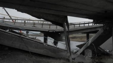 Ulaşım yolu hasar gördü köprü çökmesi altyapısı yıkıldı yol tahribatı Ukrayna savaşı Rusya Ukrayna hasar gören altyapı köprüsü. Sivil Ukrayna 'nın bombalanmasından sonra