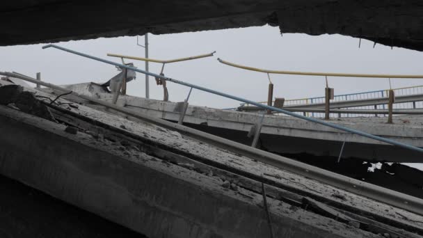 Ulaşım yolu hasar gördü köprü çökmesi altyapısı yıkıldı yol tahribatı Ukrayna savaşı Rusya Ukrayna hasar gören altyapı köprüsü. Sivil Ukrayna 'nın bombalanması sonrası 2022 — Stok video