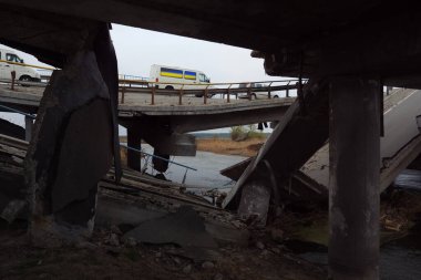 İnsani yardım Ukrayna 'ya yardım, uluslararası yardım, Ukrayna, yardım, bağış, Ukrayna, askeri ulaşım yolu, hasar görmüş köprü çökmesi, altyapı köprüsü...