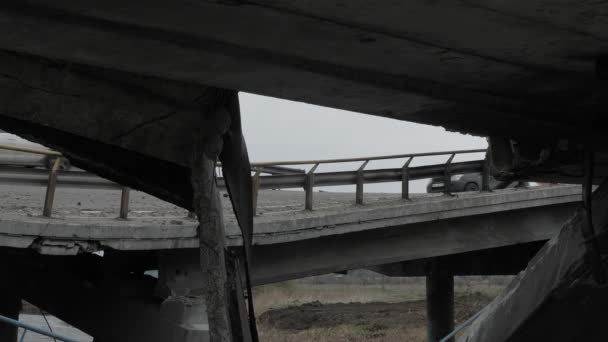Arabalar Ukrayna savaşı Rusya Ukrayna hasar verdi altyapı köprüsü çökmesi altyapı köprüsü çöktü lojistik hasar yok edildi. Rus işgali 2022 Ukrayna yol araçlarını tahrip etti — Stok video