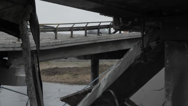 Arabalar Ukrayna savaşı Ukrayna hasar gördü. Altyapı köprüsü çöktü. Köprü altyapısı çöktü. Rus işgali 2022 Ukrayna 'dan geçen araçları tahrip etti — Stok video
