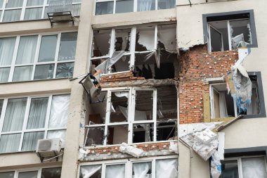 Füze, Rusya 'ya atılan sivil bombardıman roketi saldırısını bombaladı. Füze binayı bombaladı. Rus saldırısından sonra