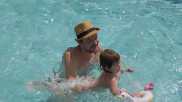Córka ojciec podnoszenie dziecko dziewczyna ojciec gra w basen szczęśliwa woda lato pływanie zabawa. Kid i ojciec basen dziecko pływanie dziewczyna dziecko i rodzic tata basen dziecko pływanie rodzina lato grać w wodę gry — Wideo stockowe