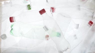 Su PET şişesi geri dönüşümlü plastik su şişesi geri dönüşümlü atık ayıklama. Boş plastik şişeler düşüyor. Geri dönüştürülebilir çöp kutuları arka plan plastik PET geri dönüşüm atık işleme