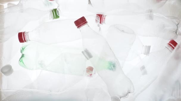 水Pet瓶回收塑料水瓶回收废物分类 空的塑料瓶掉了下来 可回收垃圾回收垃圾瓶的背景塑料Pet回收废物处理 — 图库视频影像