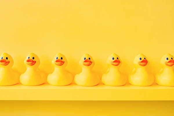 橡胶鸭洗澡玩具背景黄鸭一排 橡胶鸭背景小组会议 黄橡胶鸭在一条龙玩具设计中的黄色概念团队一起工作 团队合作 — 图库照片
