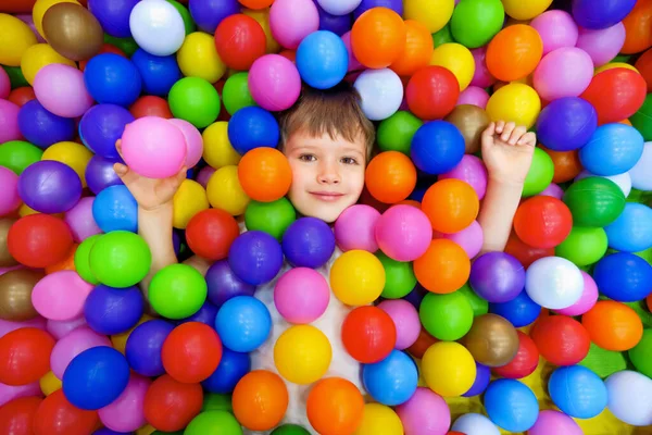 Sorriso Bambino Sdraiato Colorato Piscina Palle Plastica Palline Colorate Piscina — Foto Stock