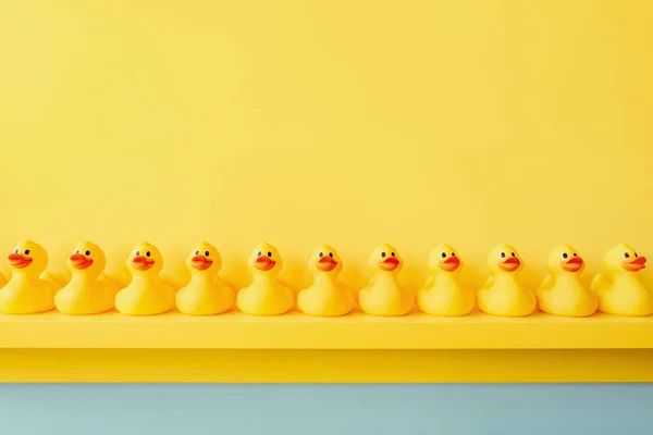 橡胶鸭洗澡玩具背景黄鸭一排 橡胶鸭背景小组会议 黄橡胶鸭在一条龙玩具设计中的黄色概念团队一起工作 团队合作 — 图库照片