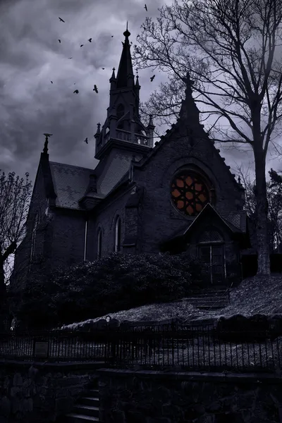 Ancienne église effrayante au crépuscule Photos De Stock Libres De Droits