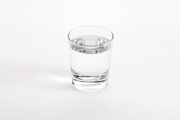 하얀 배경에 물이 있는 유리 스톡 이미지
