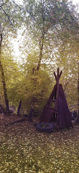 Хата на дереві в осінньому лісі романтичний пейзажний фон для історій — стокове фото