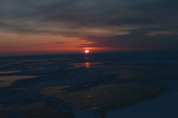 Kışın Baykal Gölü 'nde şafak vakti. Güneş, gökyüzü, buz. Listvyanka köyü yakınlarında güneş gözlemevi — Stok fotoğraf