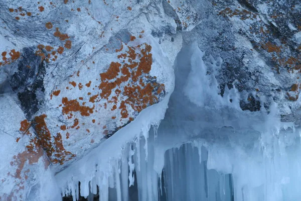 Kaya, buz, liken. Yaşam alanı. Küresel ısınma Kış. Sibirya 'da. Baykal Gölü. — Stok fotoğraf