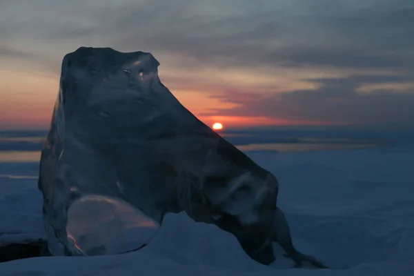Winterochtend landschap bevroren ijsschotel meer en zon aan de horizon — Stockfoto