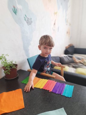 Küçük çocuk Todd saymayı öğreniyor. Evde eğitim. Zihinsel matematik kursları.