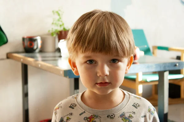 Portet de un pequeño chico encantador de tres años de apariencia europea rubia con ojos azules —  Fotos de Stock