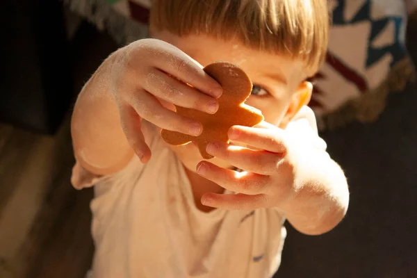 Jengibre pequeño niño mano cerrar caliente luz navidad casa —  Fotos de Stock