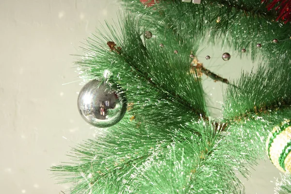 Vánoční pozadí šedý míč pro zdobení rekreační dům — Stock fotografie