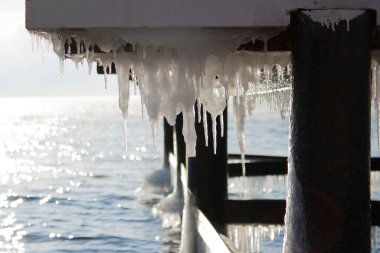 Tekneler için buzlu bir rıhtım. Buz saçakları. Gölde su var. İklim. Ocak 'ta Baykal. Dinle beni..