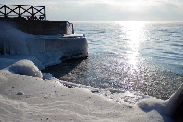 Uitzicht op het Baikalmeer in het dorp Listvyanka in januari zonnig pad op het water. Wintertoerisme in Rusland — Stockfoto