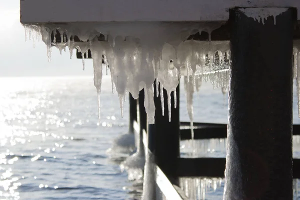 Tekneler için buzlu bir rıhtım. Buz saçakları. Gölde su var. İklim. Ocak 'ta Baykal. Dinle beni.. — Stok fotoğraf