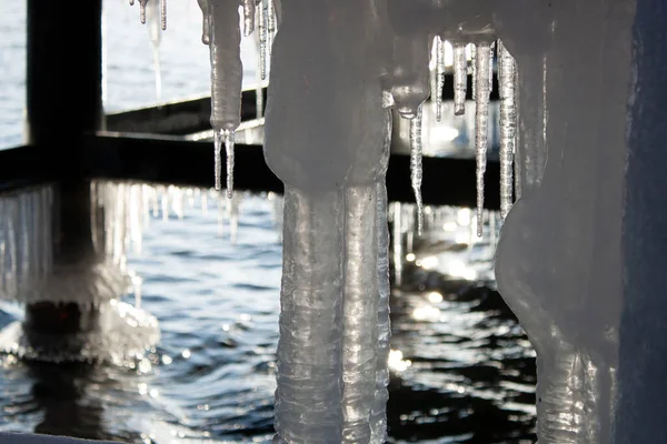 Buz. Buz saçakları. Suyun fiziksel özellikleri. Baykal Gölü. İklim değişikliği. Çevre. — Stok fotoğraf