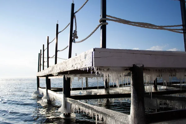 Duiken in de winter op het Baikalmeer Rusland Siberië Jachthaven in ijs — Stockfoto