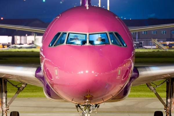 Primer plano de la nariz de un Airbus violeta estacionado por la noche . — Foto de Stock