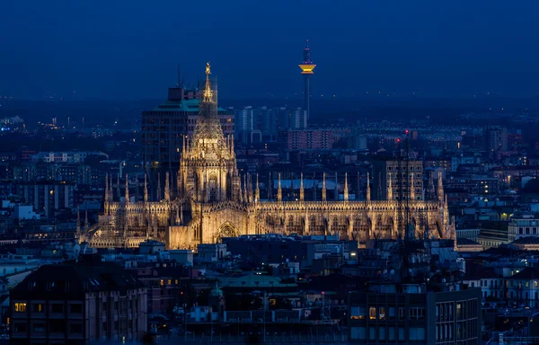 Duomo di Milano ao anoitecer. Milão, Itália — Fotografia de Stock
