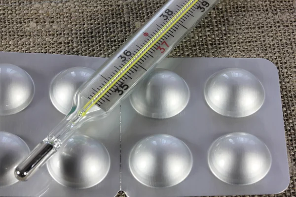 Thermometer en tabletten — Stockfoto