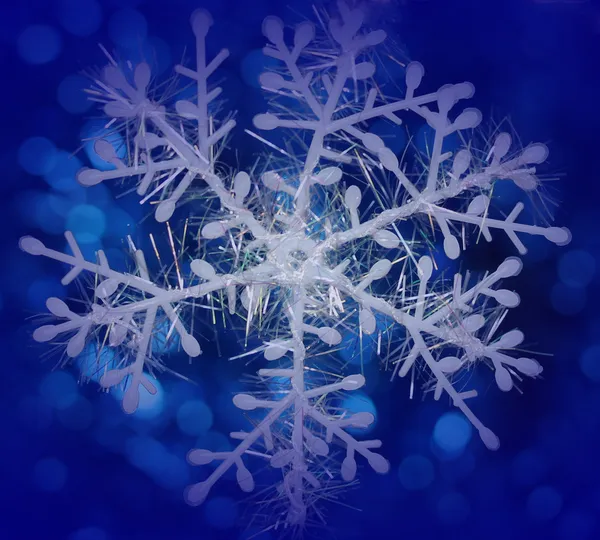 Снежинка на синем фоне — стоковое фото