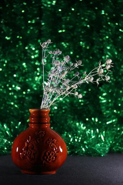 Distel in einer braunen Vase — Stockfoto
