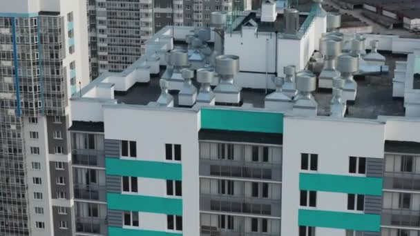 Luftaufnahme eines Wohnhauses vor dem Hintergrund einer urbanen Landschaft — Stockvideo