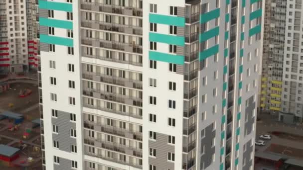 Вид с воздуха на жилое здание на фоне городского пейзажа — стоковое видео