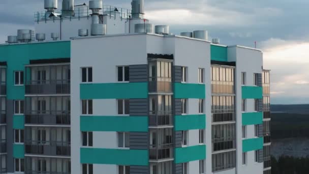 都市景観を背景にした住宅建築物の空中風景 — ストック動画