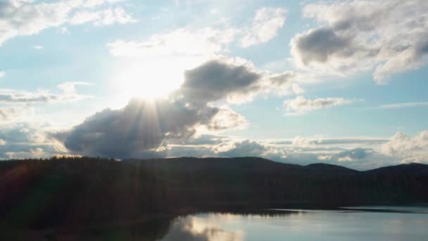 Veduta aerea della foresta paesaggistica naturale sulla riva del lago al tramonto — Video Stock