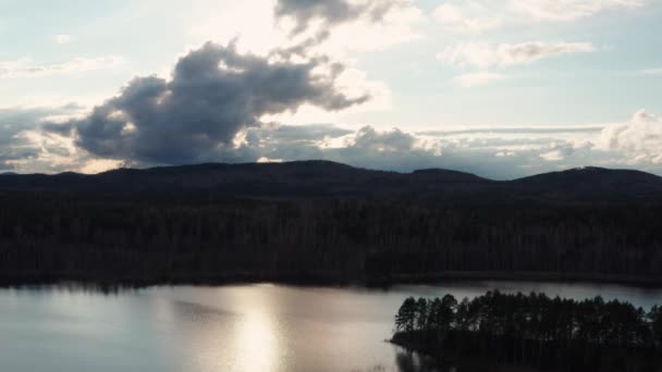Vista aérea da floresta paisagem natural na costa do lago ao pôr do sol — Vídeo de Stock