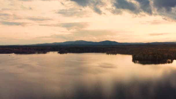 Widok z powietrza naturalnego lasu krajobrazowego na brzegu jeziora o zachodzie słońca — Wideo stockowe