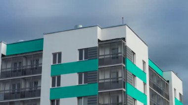 Kentsel bir manzaranın arka planına karşı bir konut binasının havadan görünüşü