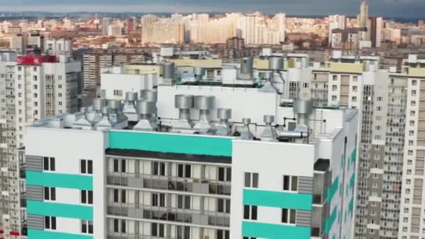 Vue aérienne d'un immeuble résidentiel sur fond de paysage urbain — Video