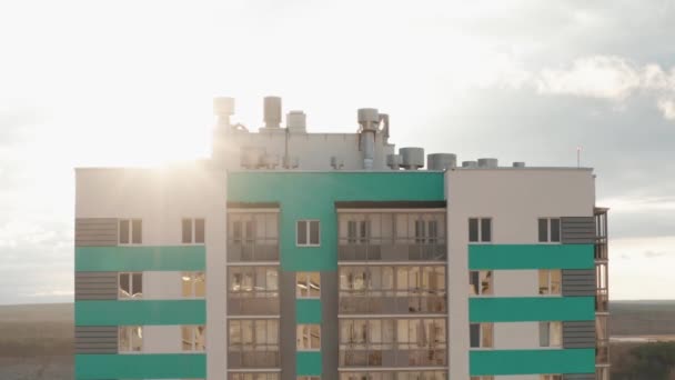 Luchtfoto van een woongebouw tegen de achtergrond van een stedelijk landschap — Stockvideo