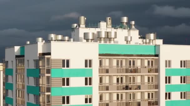 Lakóépület légi rálátása a városi táj hátterére — Stock videók