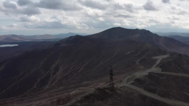 Vista aérea de la montaña sobre el fondo de nubes y una cordillera — Vídeos de Stock